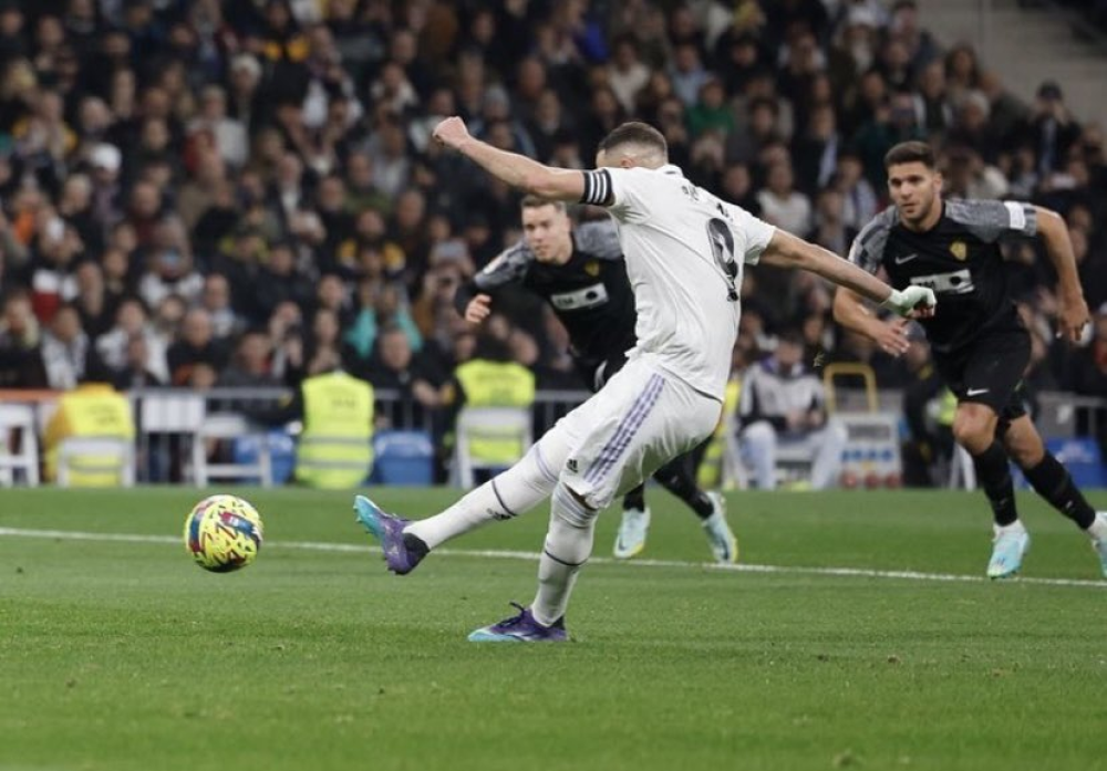 Real Madrid 4-0 Elche: Benzema vượt mặt Raul