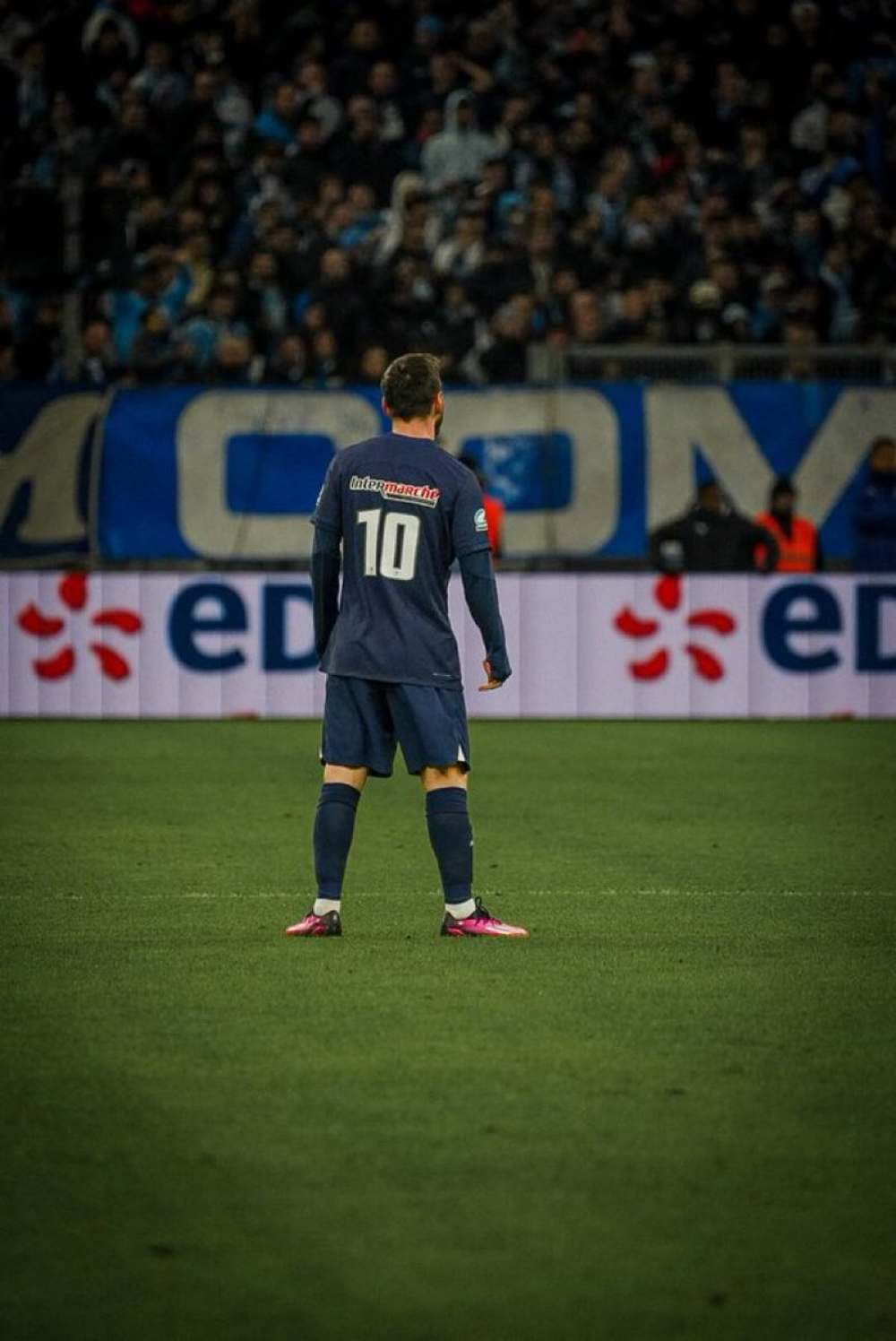 Vì sao Lionel Messi mặc áo số 10 cho PSG?