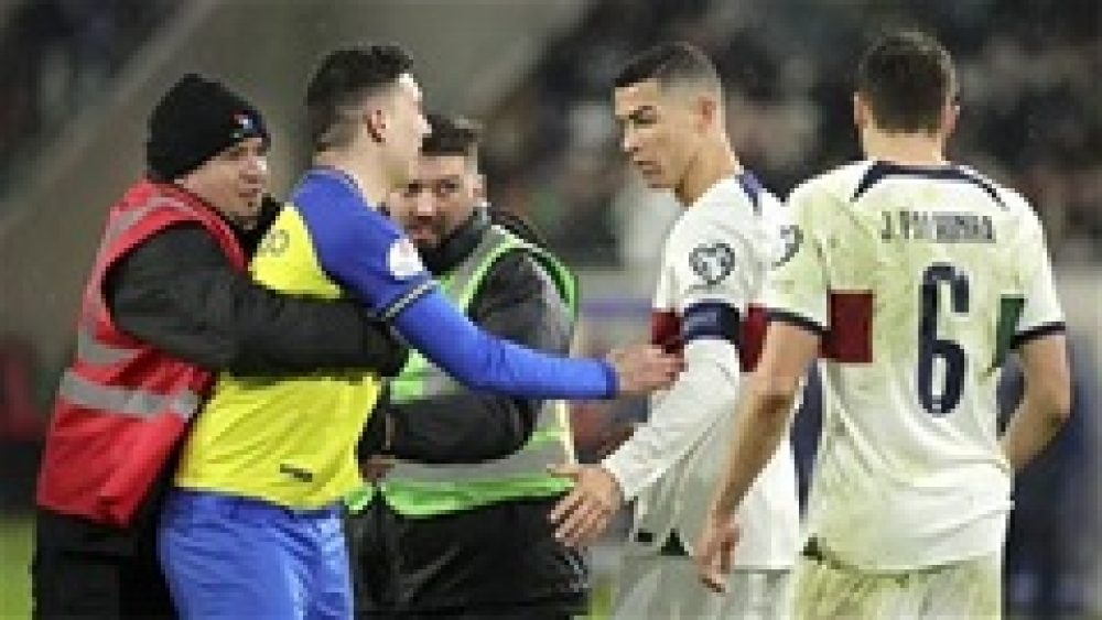 Ronaldo thể hiện đẳng cấp khi đối mặt fan cứng