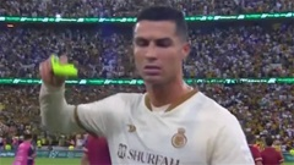 Ronaldo 'đổi giọng' sau khi ném băng thủ quân
